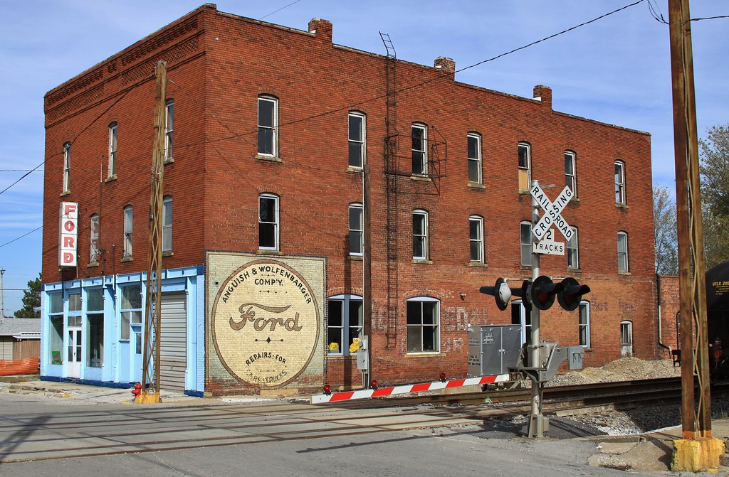 Very old Ford dealer Dallas City, Illinois Lights in my hometown