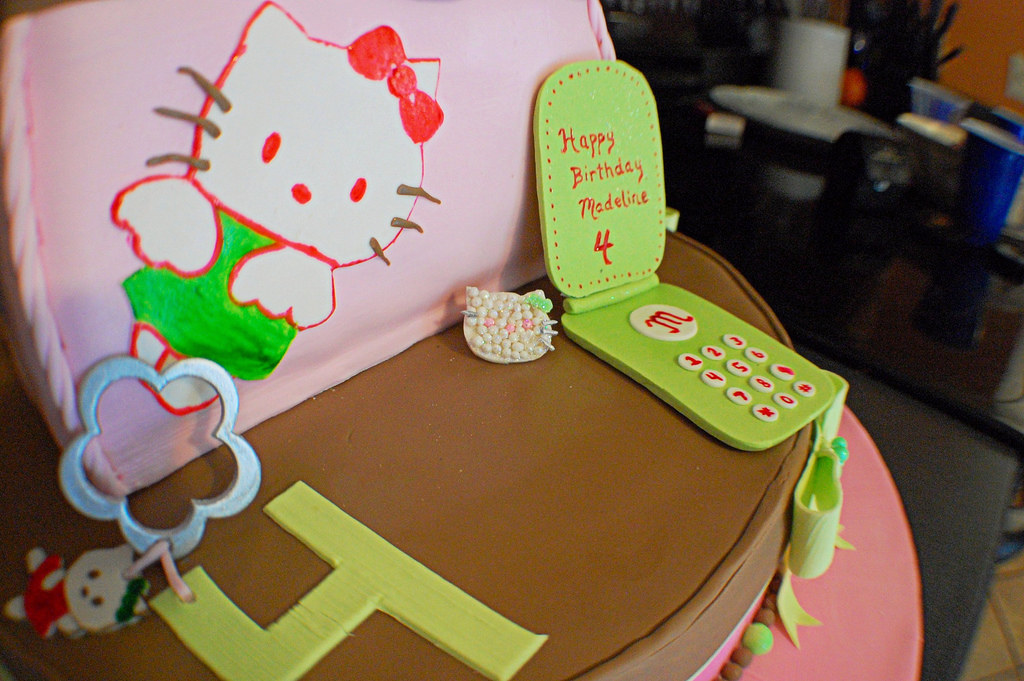 hellokitty6 Cake for my 4 yearold niece confectionarydesi… Flickr