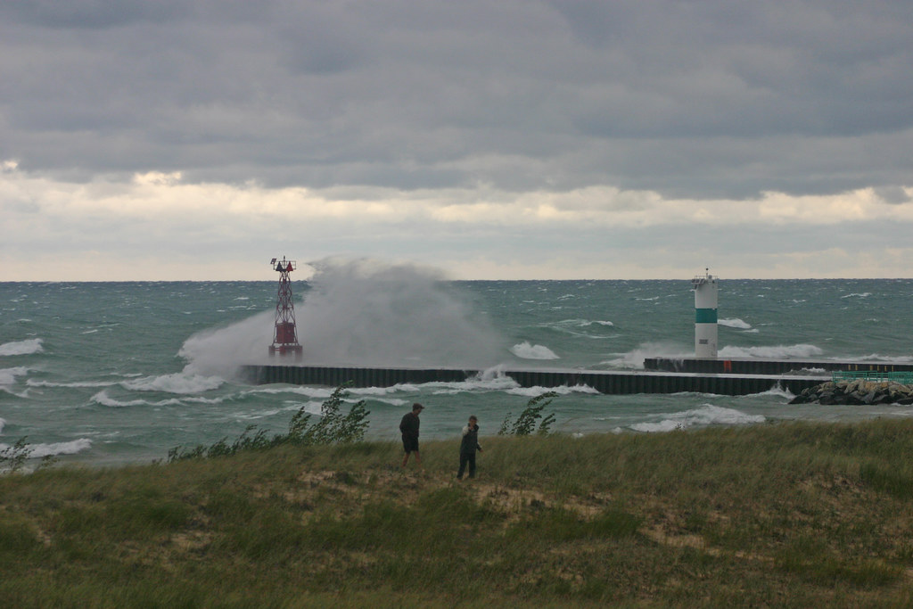 High winds at the Pentwater channel lighthouses Friday, Se… Flickr