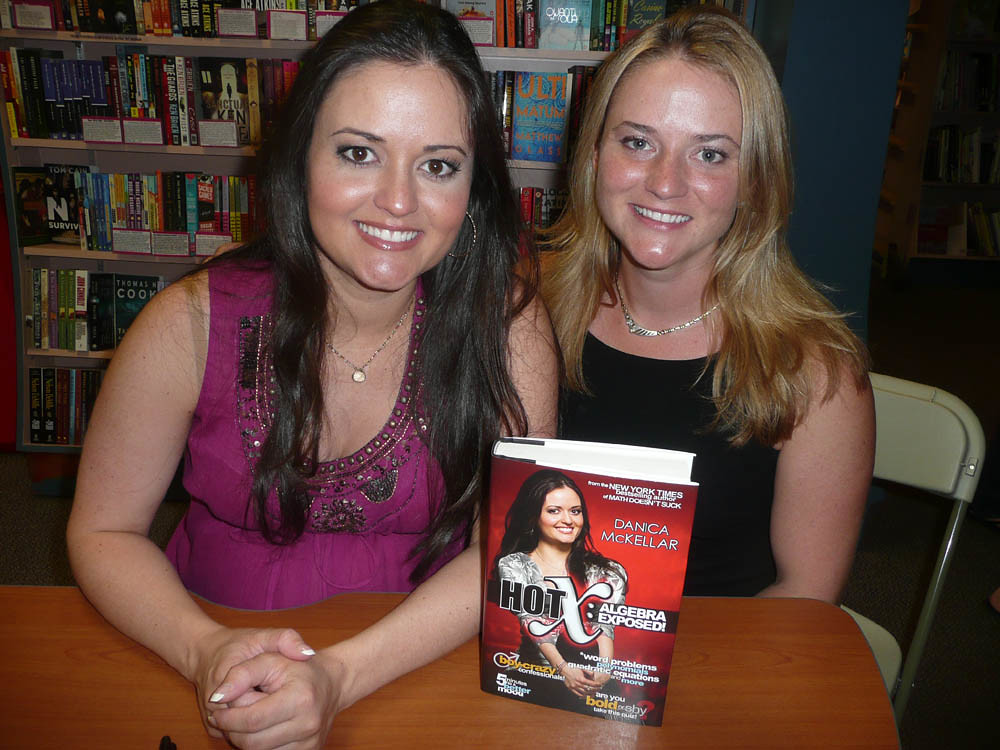 Danica McKellar Danica McKellar with her sister at Warwick… Flickr