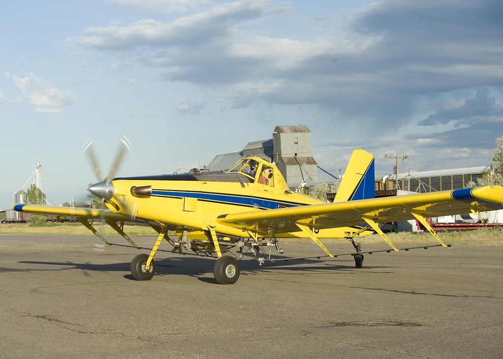 Starting another Treatment Run A spray plane prepares for … Flickr