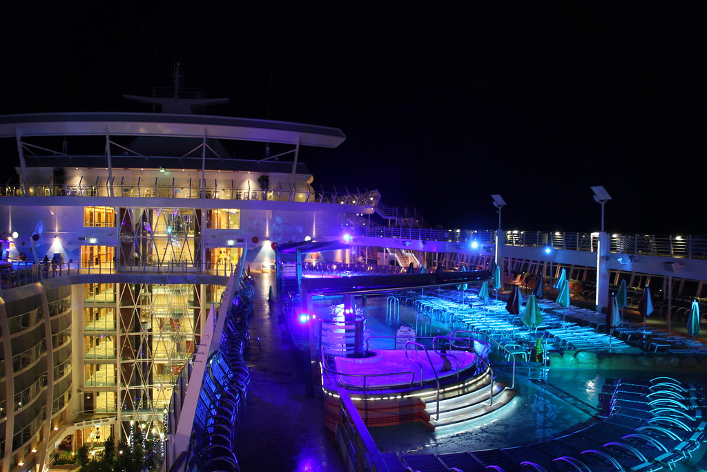 Oasis of the Seas Pool Deck 15 Robert R&N Flickr