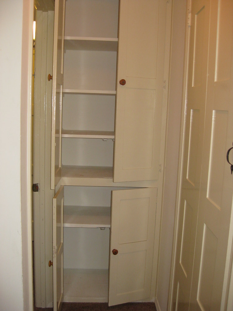 LINEN CLOSET Linen closet/floor to ceiling DARBY1996 Flickr