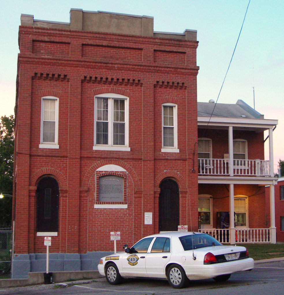 Old Benton County Jail (Warsaw, Missouri) Located on the c… Flickr