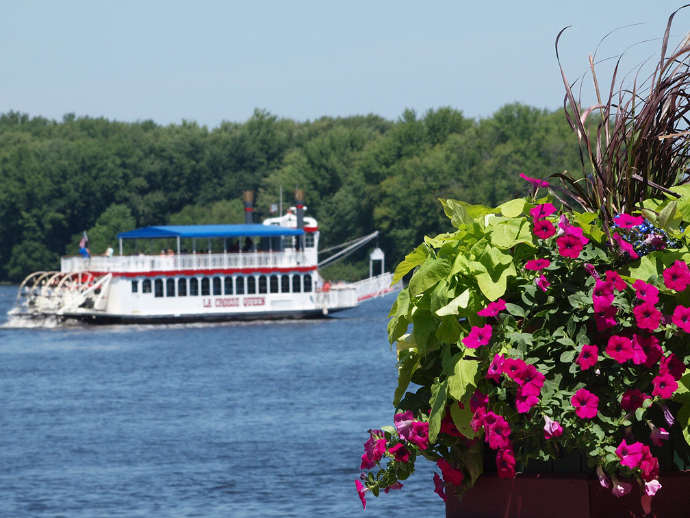 River Bouquet The La Crosse Queen paddlewheel excursion bo… Flickr