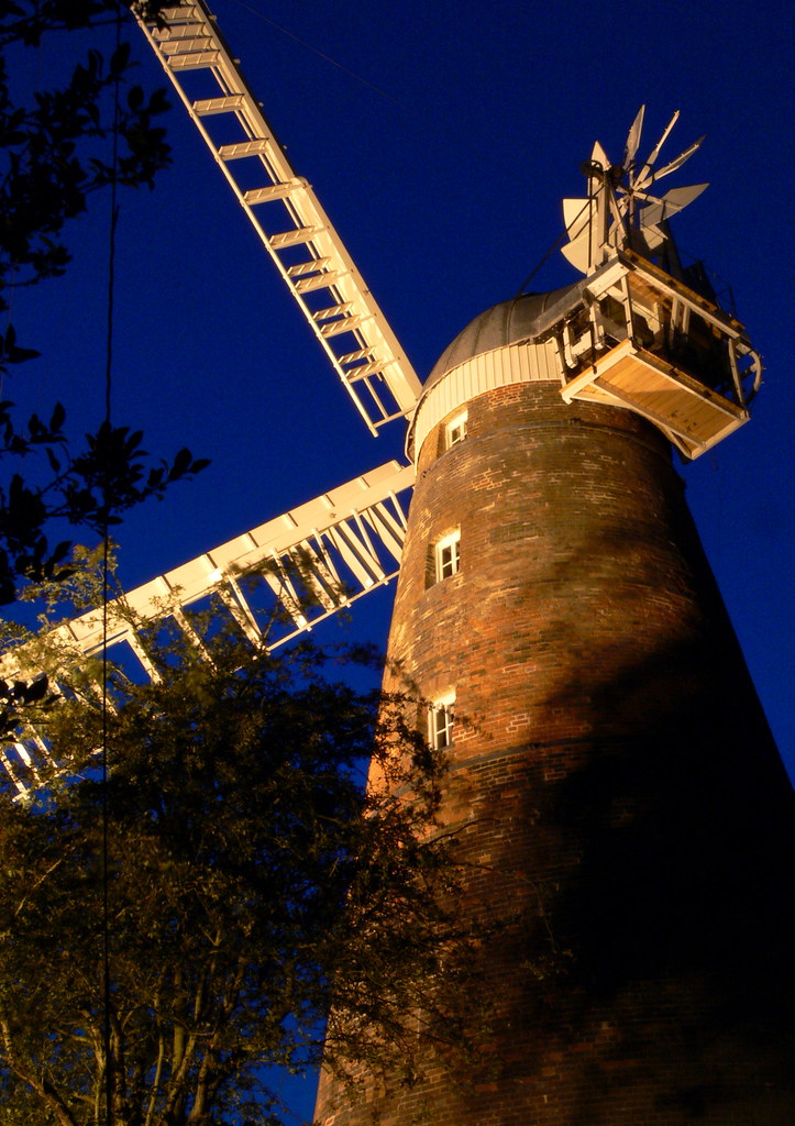 Contrast Stansted Mountfitchet Windmill at night. Spot lit… Flickr