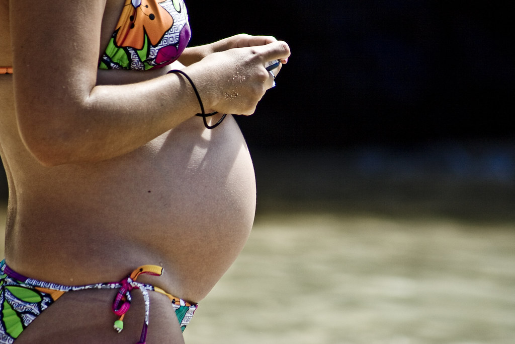 pregnant woman Pregnant woman in Waimea Bay in Oahu, Hawai… Montse PB Flickr