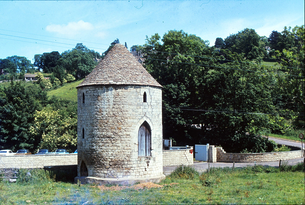 G2544ChalfordRoundhouse Chalford Roundhouse from the 1960… Flickr