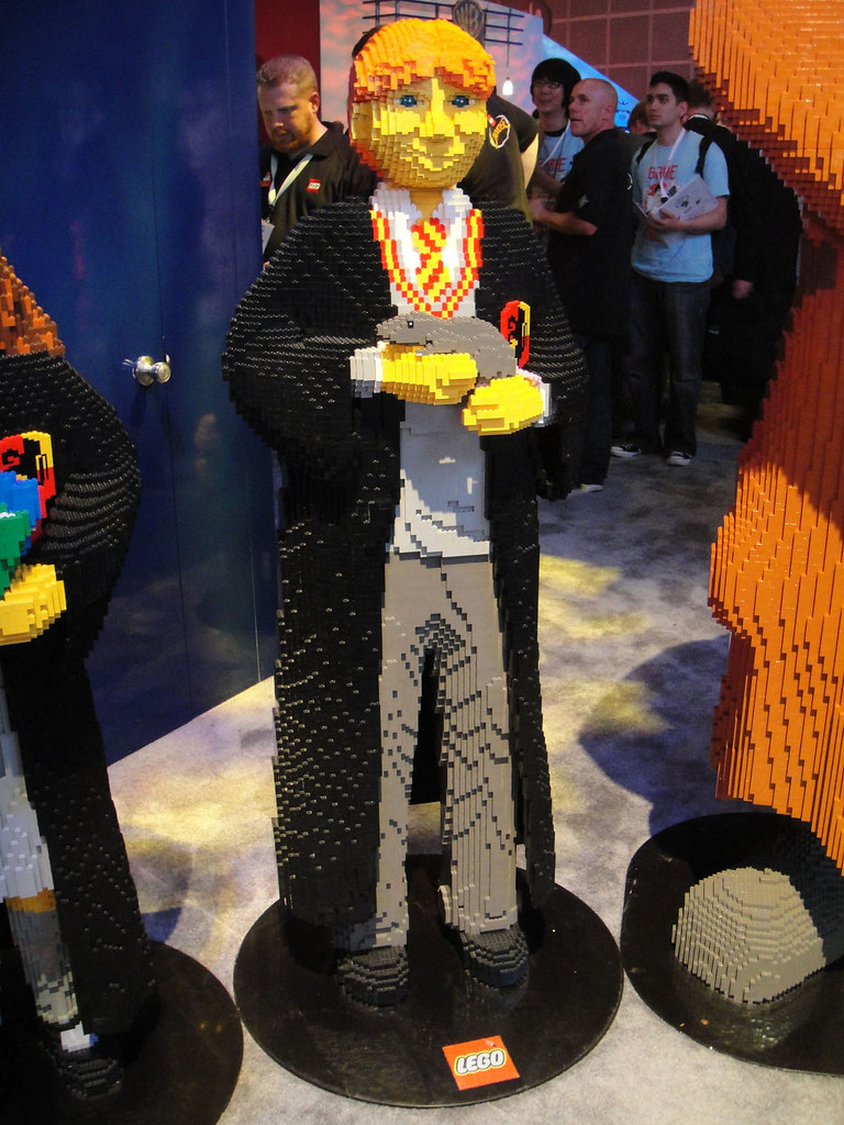 E3 2010 LEGO Harry Potter booth lifesized LEGO Ron Weas… Flickr