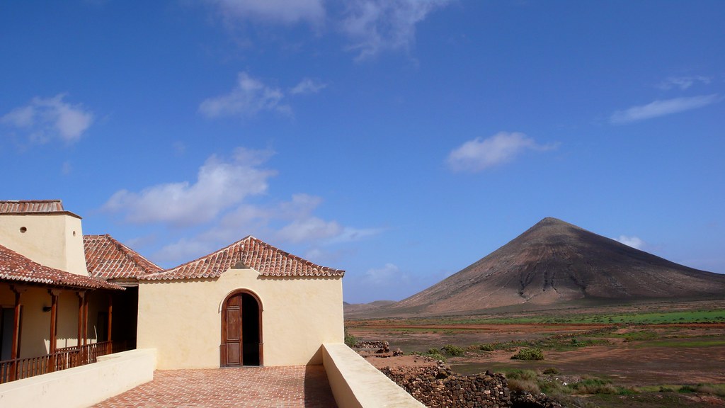 La Oliva Casa de Los Coroneles. Capilla y Montaña del Fron… Flickr