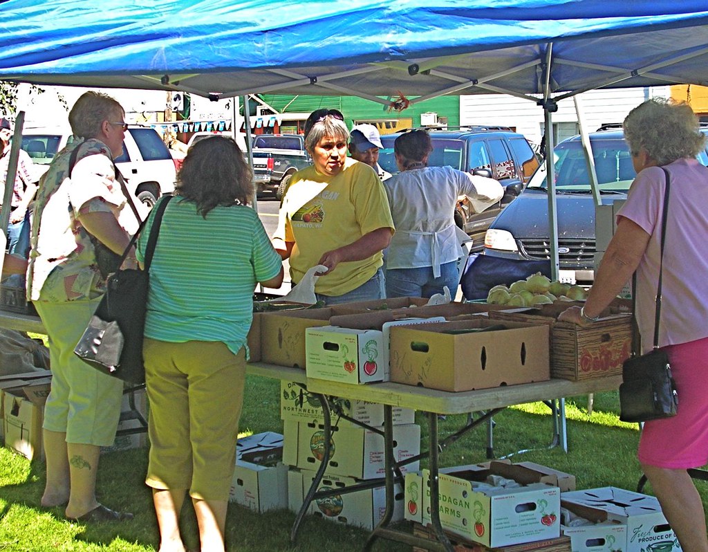 Tieton Market Day Farmer selling produce at Tieton Farmers… Flickr