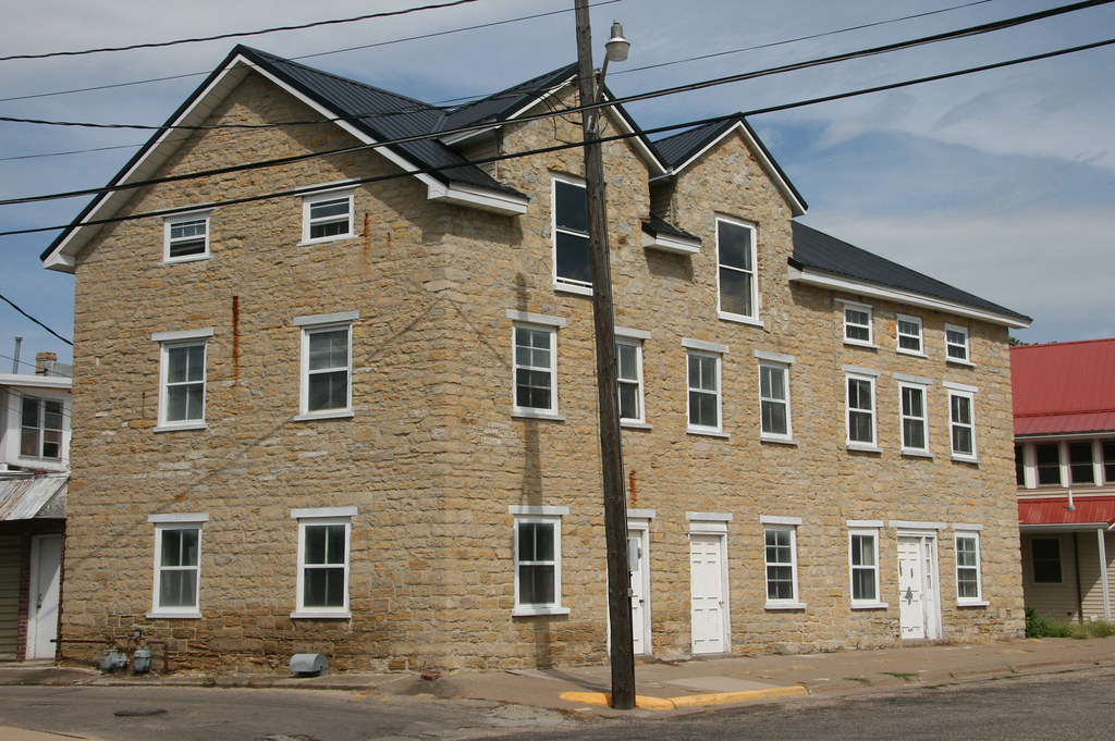 Stone Building Guttenberg, IA Old stone house or hotel in… Flickr
