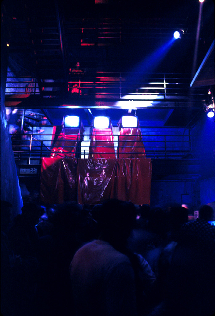 Club USA,NYC Art Emil Memon 90's Video monitors & Vinyl in… Flickr