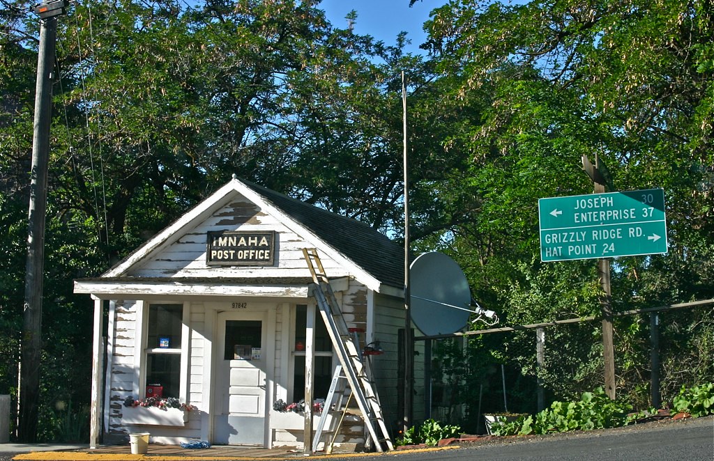 Imnaha, Oregon Post Office I think the same plastic flower… Flickr