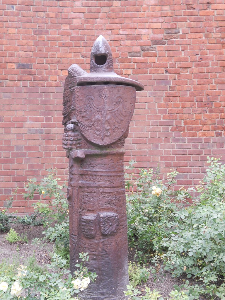 Garden knight statue An abstract statue of a knight in a g… Flickr