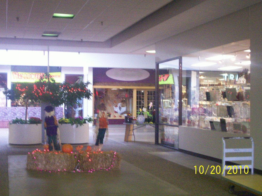 Westwood Mall Center Court The store to my right is Saykl… Flickr