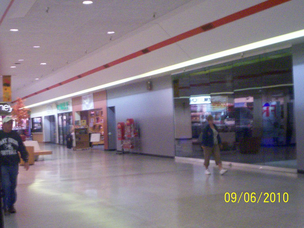 Alpena Mall JCPenney wing looking towards Penney's. Left t… Flickr