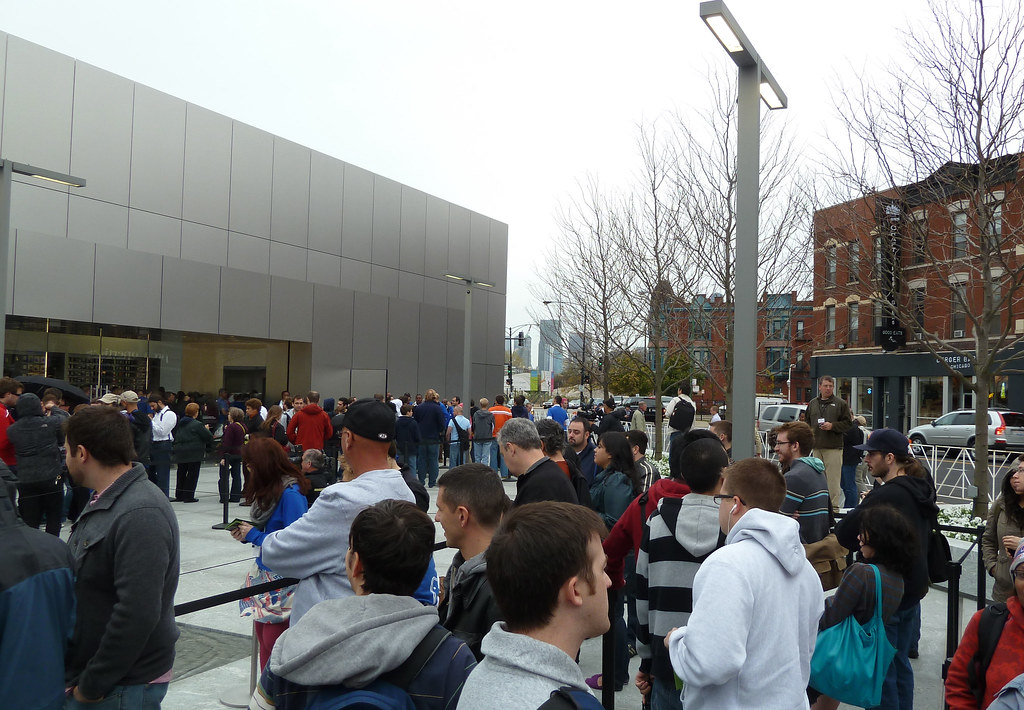 Apple Store Lincoln Park Opens Hundreds await the opening … Flickr