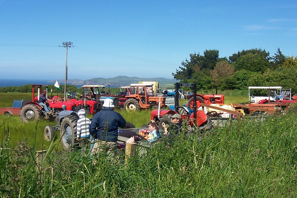 PEMBROKESHIRE RUN, 2010 The tractors assembled in a field … Flickr