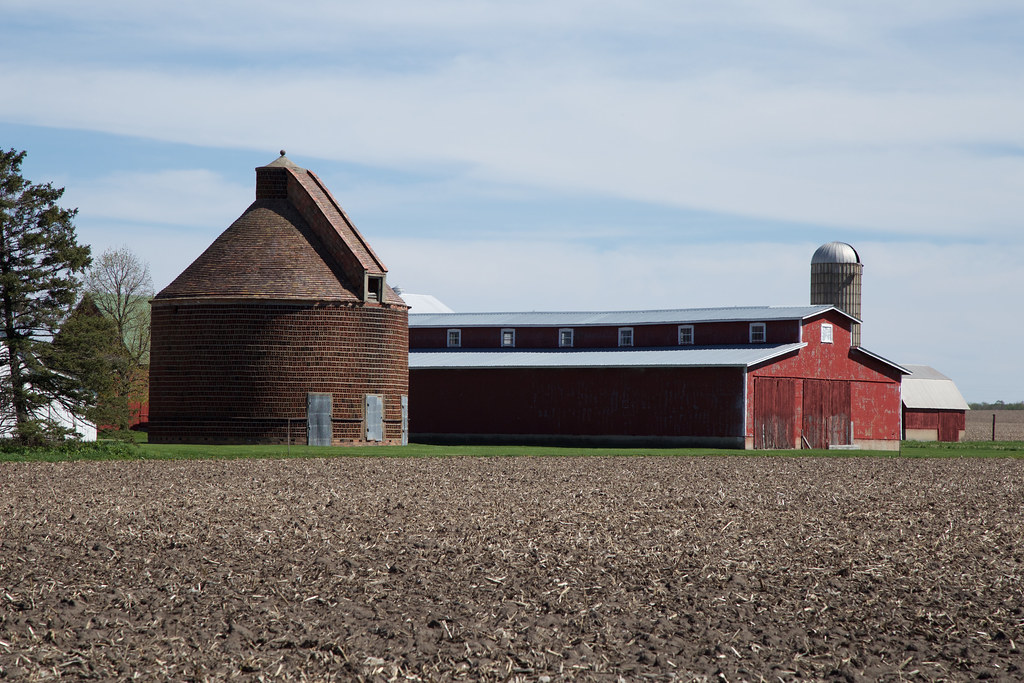 Tile corn crib with elevator chute The corn crib is tile a… Flickr
