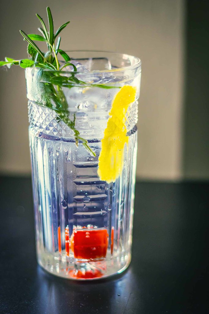 Figlia sviluppo di cugino gin tonic con gin mare cubo difficile da