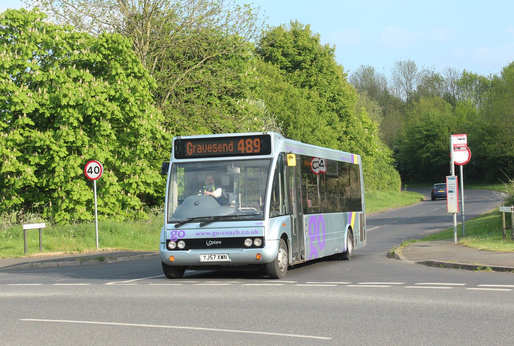YJ57 XWN About to leave Redhill Road, New Ash Green on rou… Flickr