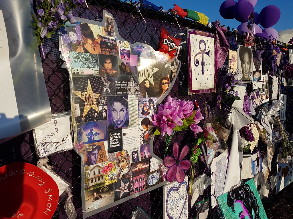 Memorial fence at Paisley Park Photos I took while staying… Flickr