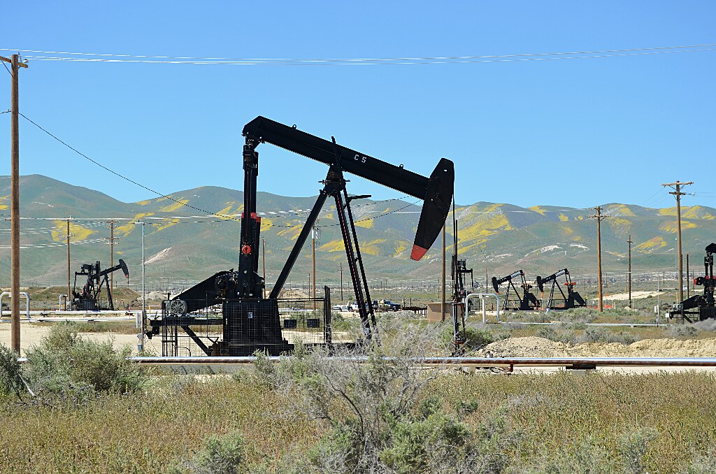 Oil well An oil well near Derby acres, CA with superbloom … Flickr