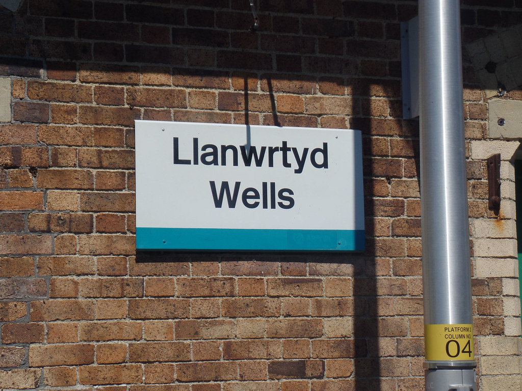 Llanwrtyd Wells station sign (1) Mark Lynam Flickr