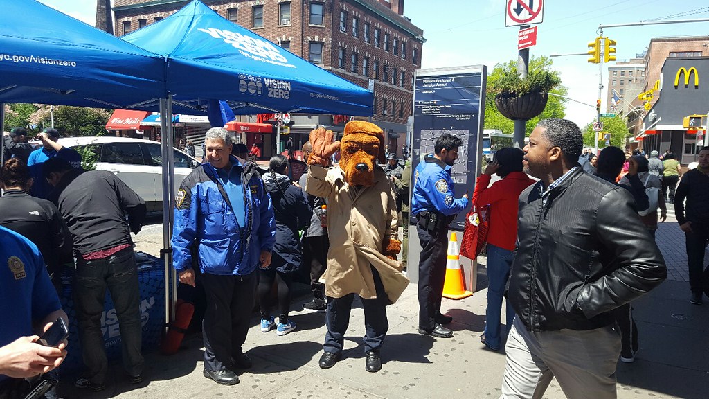 51017 Jamaica Avenue & Parsons Blvd Queens with NYPD 102… Flickr