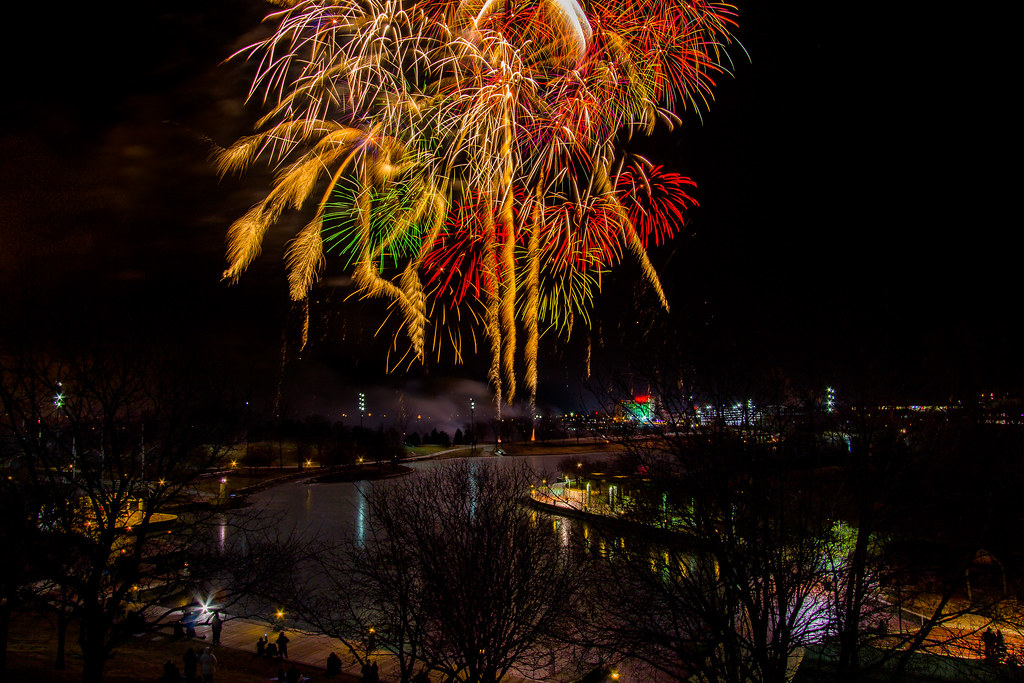 NYE Omaha, Nebraska NYE's fireworks over Heartland Of Amer… Flickr