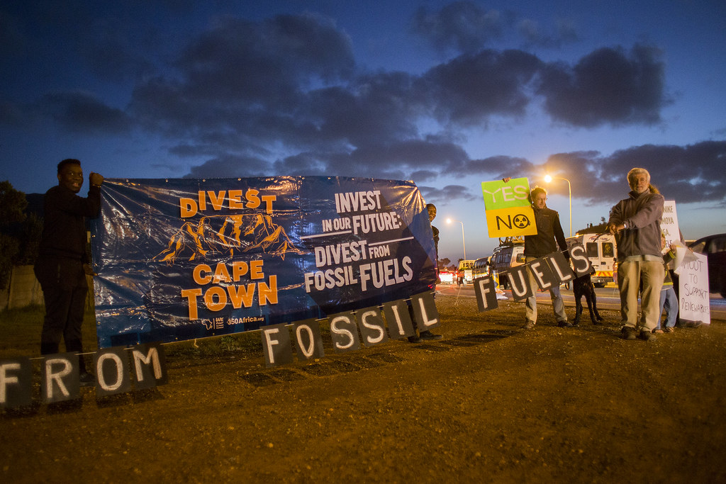 Sun Valley CAPE TOWN, SOUTH AFRICA. Local residents hold s… Flickr