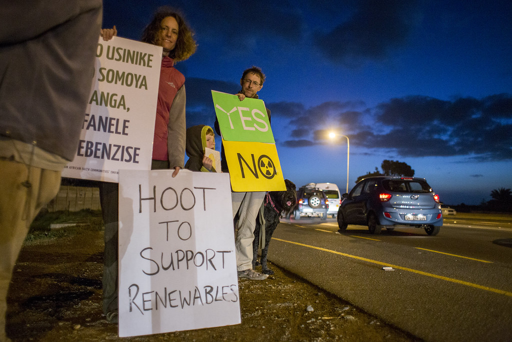 Sun Valley CAPE TOWN, SOUTH AFRICA. Local residents hold s… Flickr