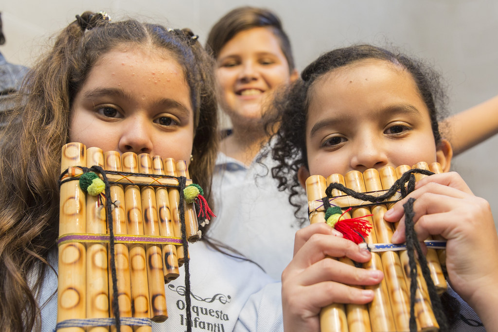 Entrega de instrumentos para orquestas Quilmes, 17 de mayo… Flickr