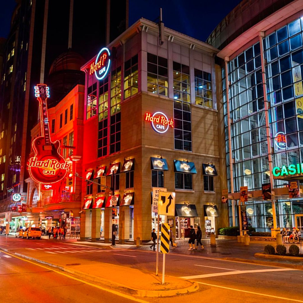 Hard Rock Cafe at Niagara Falls at night! Throwback 06/… Flickr