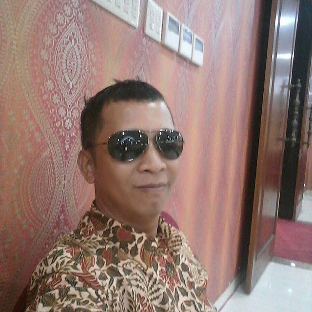 Baru Beli Kacamata Tembus Pandang, Rasanya Semua dapat Mel