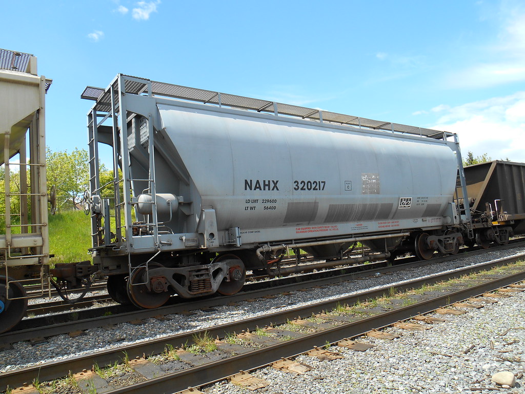 NAHX Cement hopper car 320217 Could also be a sand hopper.… Flickr