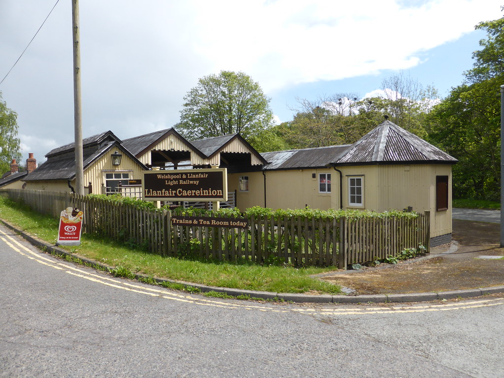 LlanfairCaereinion Railway Station (Terminus) Welshpool &… Flickr