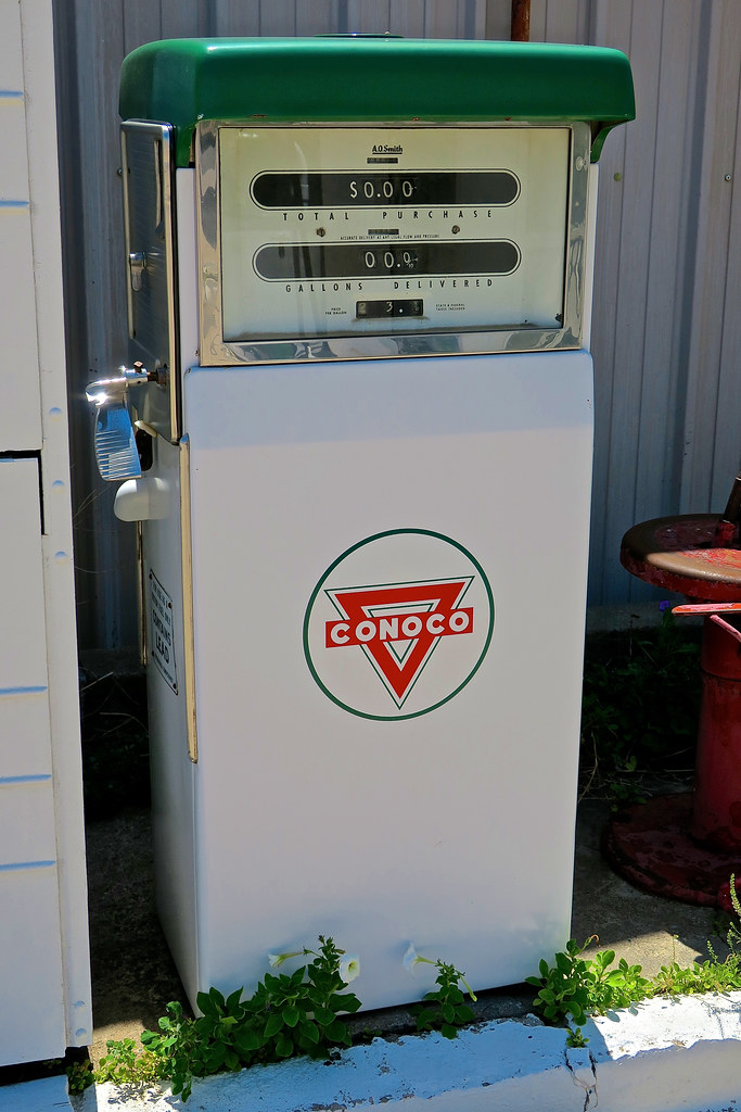 Conoco, Norton, KS Gas pump at a vintage Conoco Gas Statio… Flickr