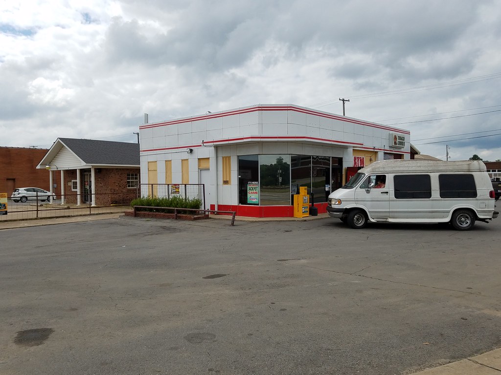 Morrilton ESSO Former ESSO station now tobacco shop in Mor… Flickr