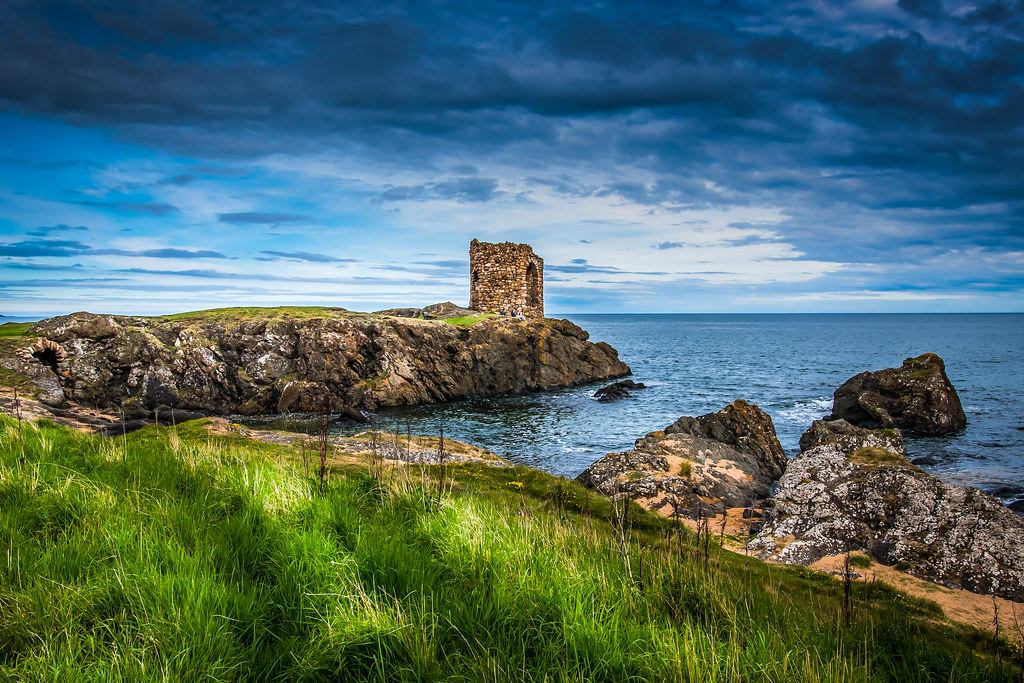 Lady's tower in Elie (Scotland) Dramatic sky over Lady's T… Flickr