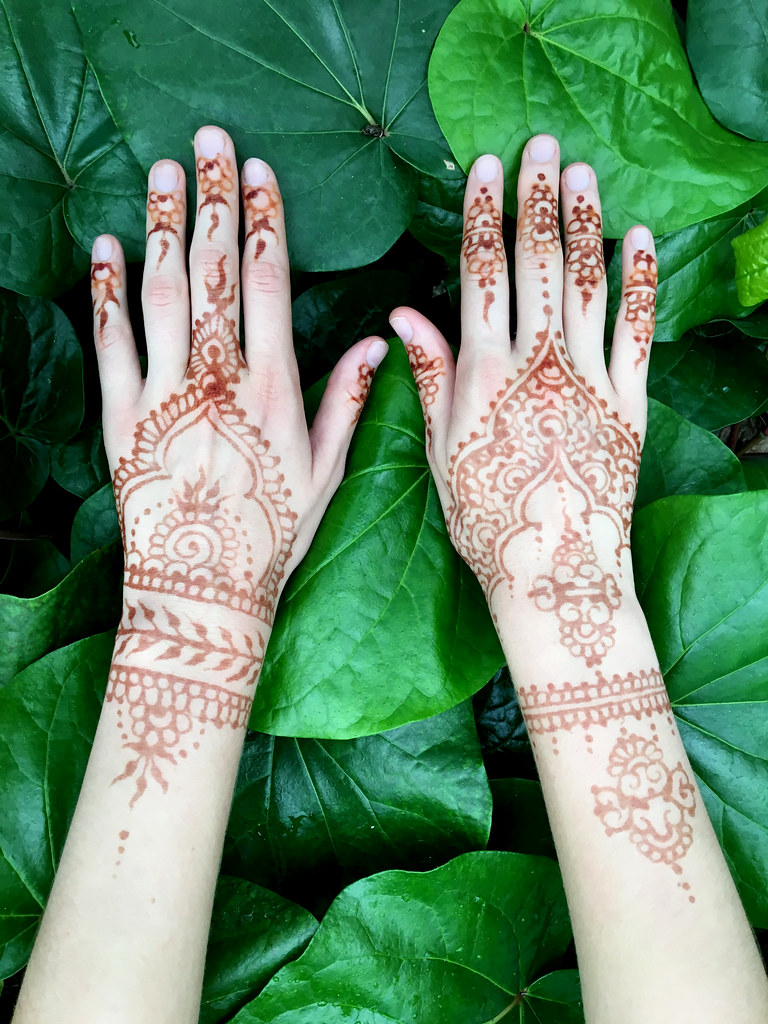 henna tattoo Seen on a female student who returned from a … Flickr