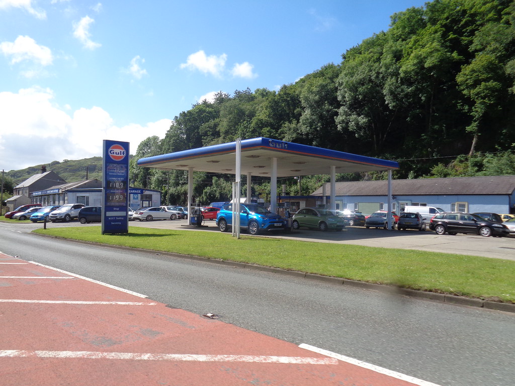Gulf London Garage Service Station, A4086 CwmYGlo, Gwy… Flickr
