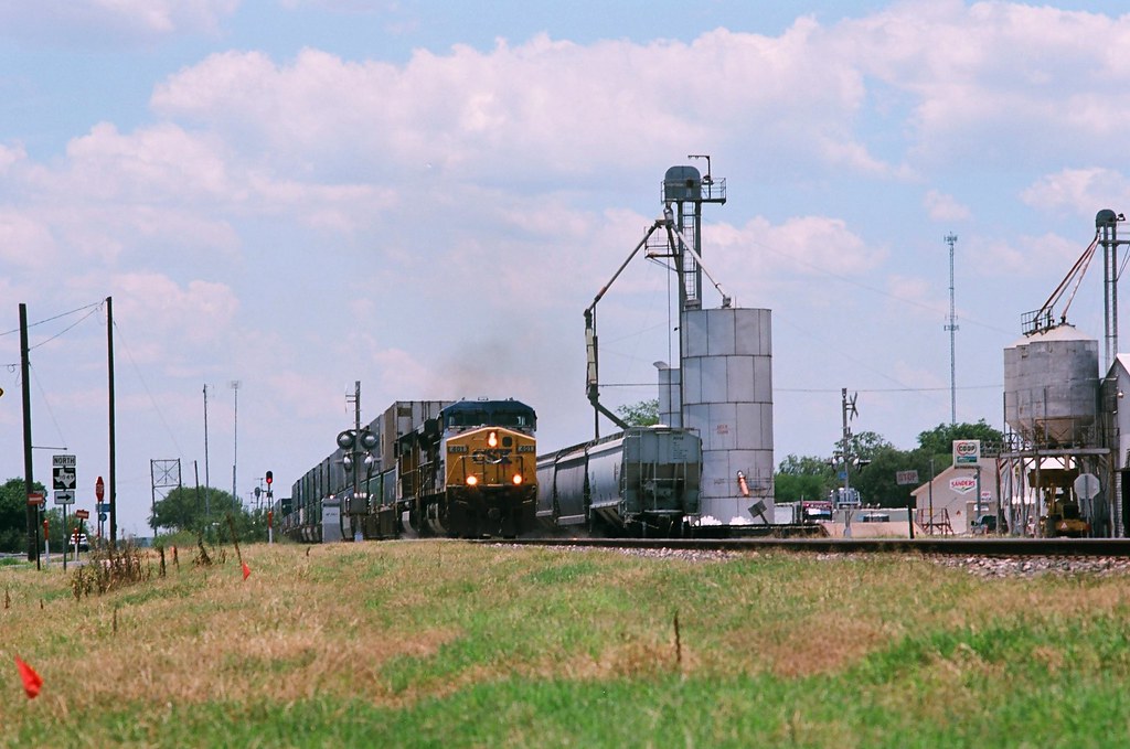 Union Pacific Knippa, TX An eastbound UP stack train beh… Flickr