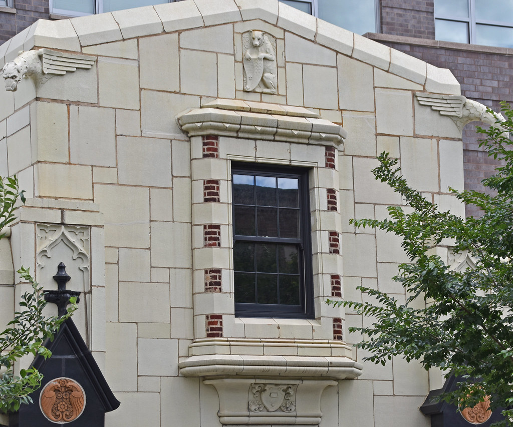 Art Deco Gargoyles Window and glazed terra cotta façade wi… Flickr