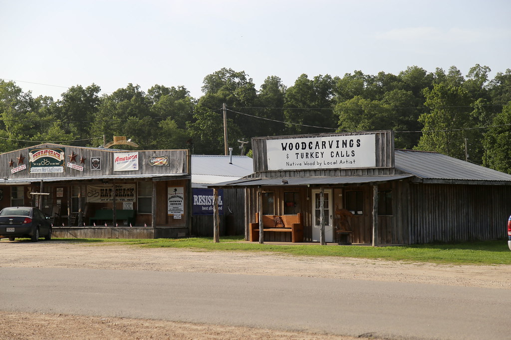 shopping_eminence_6D2704 Eminence, Missouri is a small tow… Flickr
