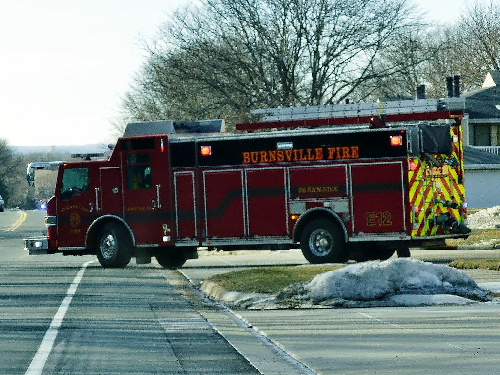 Burnsville, MN Fire Engine 12 leaving Station 2 on an ass… Flickr
