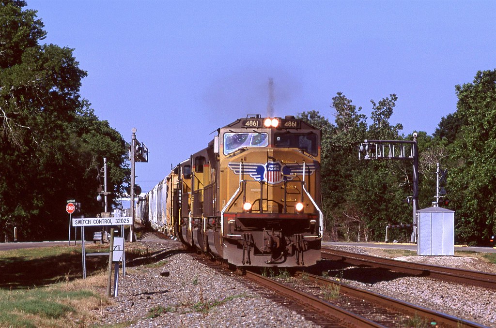 2011 04 28 2 UP LHF48 4861, 3856, 4663, (NS)9539, Angleton… Flickr