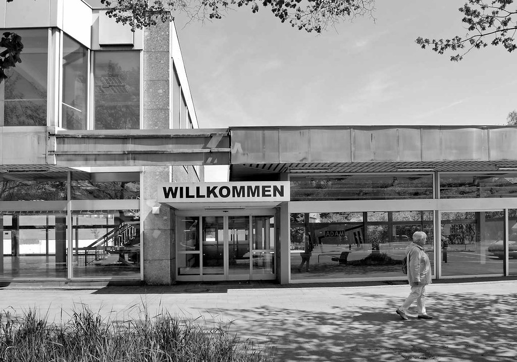 7612 Leerstand am Eidelstedter Platz kubische Architektur der 1970er Jahre, großes Schild