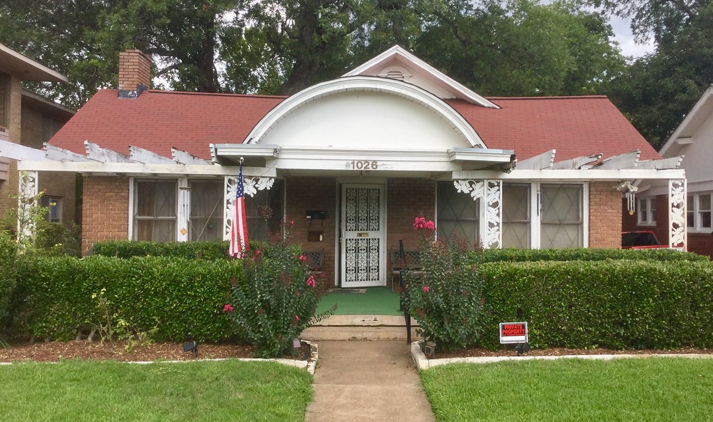 1026 N. Beckley The rooming house in Dallas where Lee Harv… Flickr